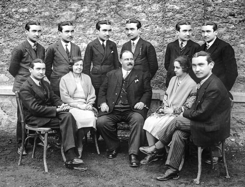 découvrez le rôle, les missions et les avantages du comité d'entreprise : un acteur clé du dialogue social pour défendre les intérêts des salariés et organiser des activités sociales et culturelles en entreprise.